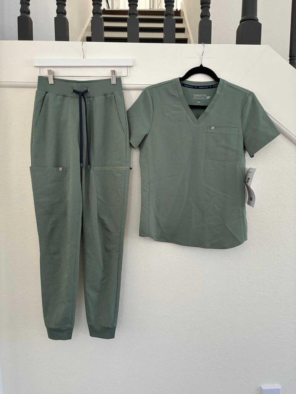 Fabletics NWOT XXS Sage On Call Scrub Jogger & XXS Vital 1 Pocket Top READ